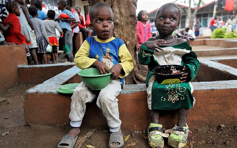 کودکان آواره کنیا در حال خوردن غذا