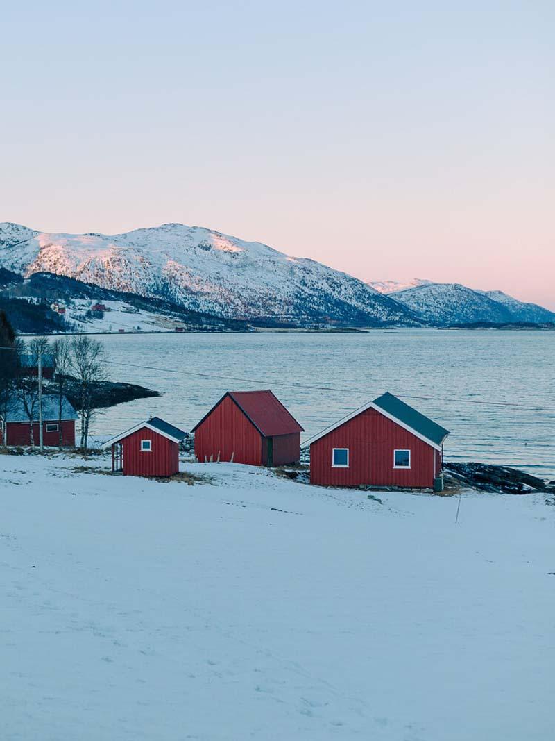 خانه های ساحلی در زمستان پر برف نروژ
