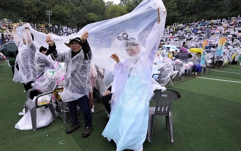 شرکت کنندگان جشنواره فانوس نیلوفر آبی سئول در باران؛ منبع عکس: apnews.com، عکاس: Ahn Young-joon