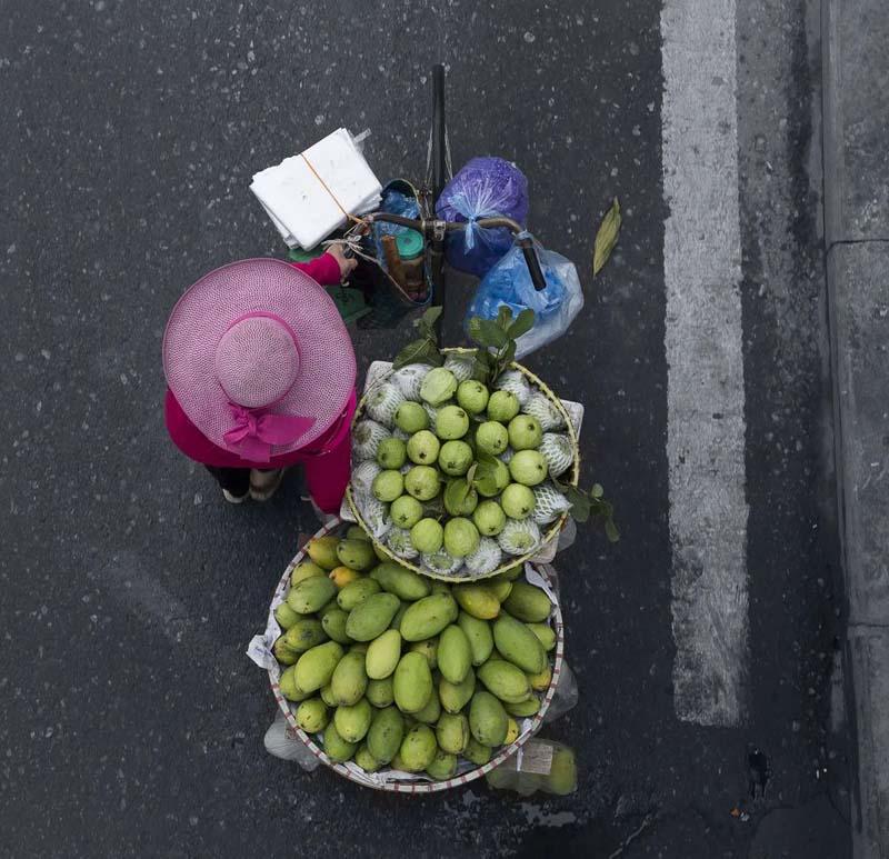 انبه فروش دوره گرد بازار هانوی در ویتنام