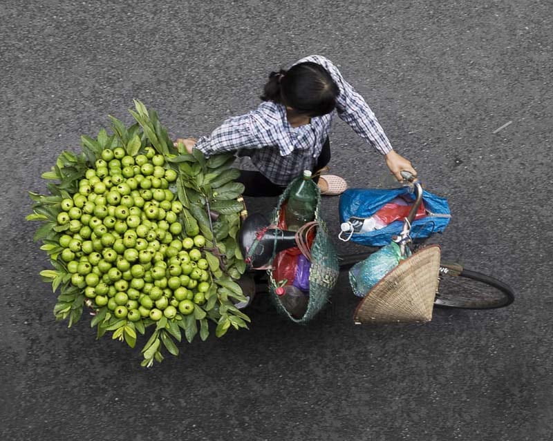 زن فروشنده دوره گرد در خیابان هانوی ویتنام