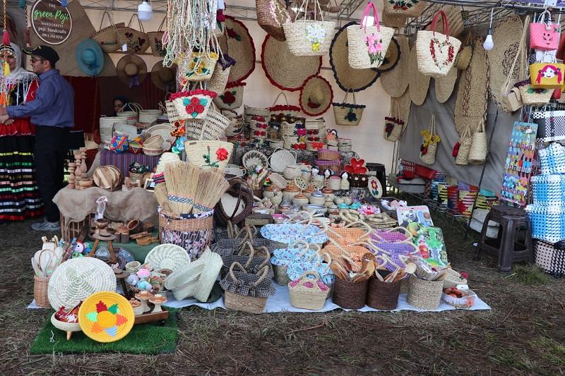 غرفه و محصولات آن در جشنواره ملی بهار نارنج سال ۱۴۰۳ لنگرود؛ منبع عکس: وب سایت Chtn.ir. عکاس: نامشخص