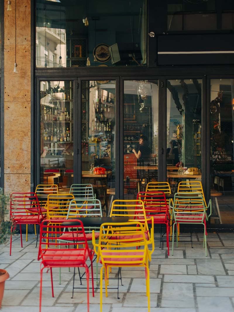صندلی های رنگی یک کافه در آتن