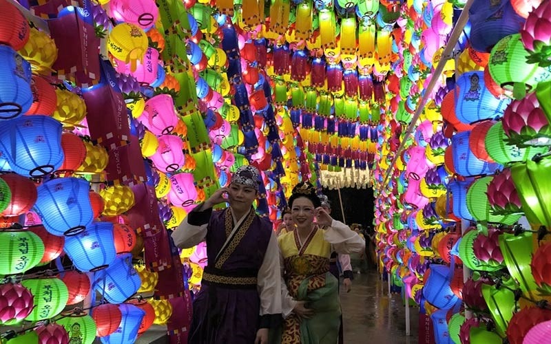 فانوس های رنگی در جشنواره فانوس نیلوفر آبی سئول؛ منبع عکس: apnews.com، عکاس: Ahn Young-joon