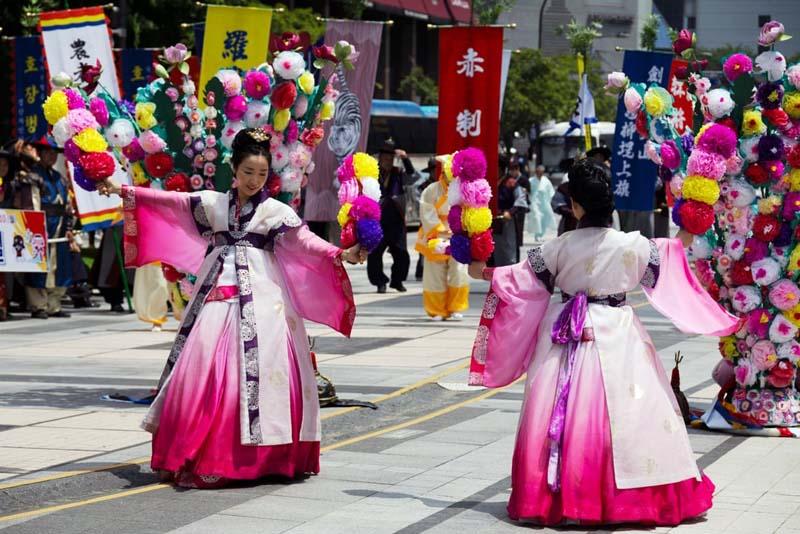 رقصندگان با لباس های سنتی در جشنواره سئول کره جنوبی