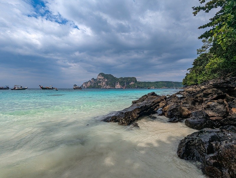 ساحل میمون سنگ آهک در جزیره فی فی، تایلند.  منبع عکس: گوگل مپ.  عکاس: Yan Grebnitsky