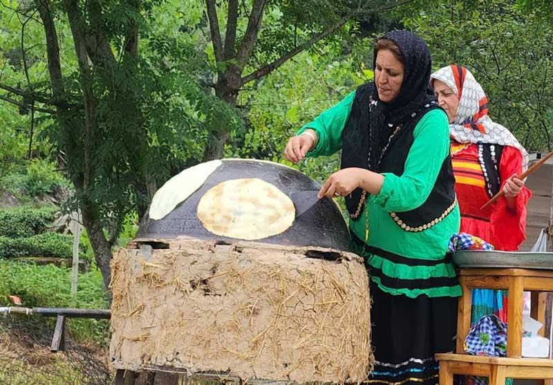 پخت نان برنجی در جشنواره نان پزی گیلان، منبع عکس: خبرگزاری تابناک گیلان، عکاس: نامشخص