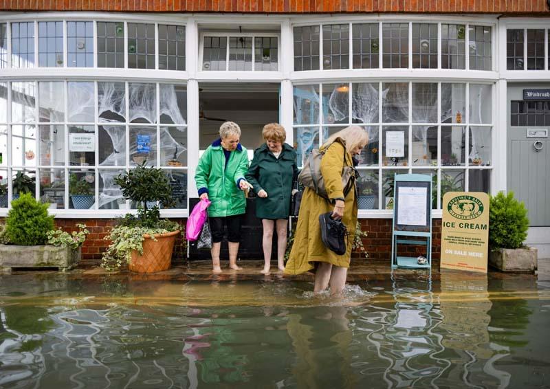 مردم میان آب گرفتگی و سیلاب در شهر بوشام (Bosham) انگلستان