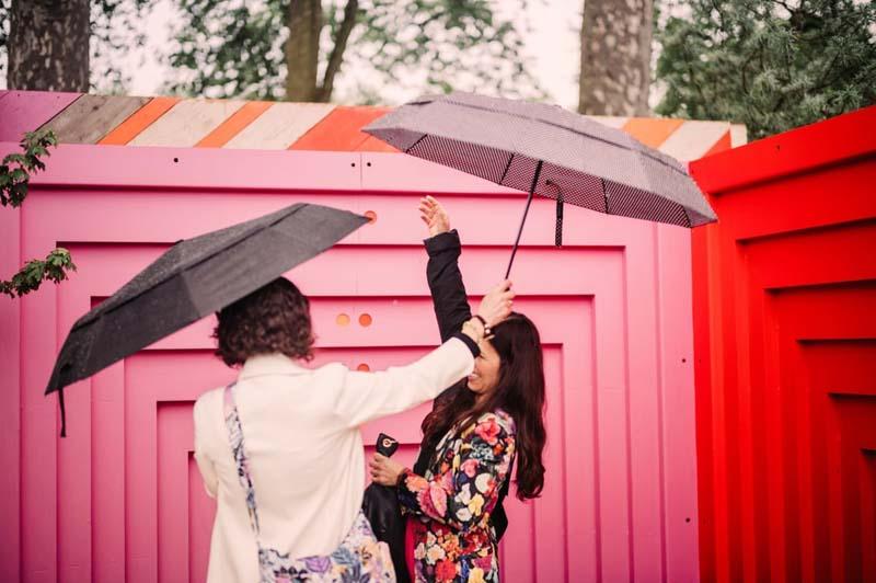 دو زن با چتر در نمایشگاه گل چلسی