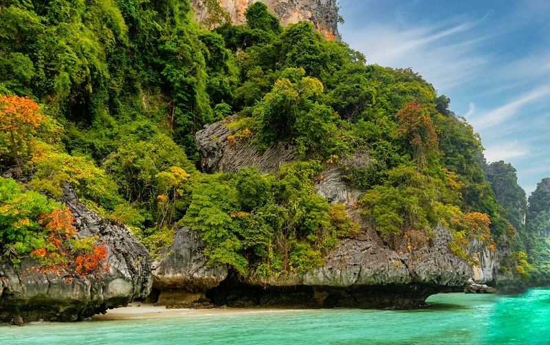 صخره های سبز جزیره فی فی، تایلند؛  منبع عکس: گوگل مپ.  عکاس: اسکات بیالز