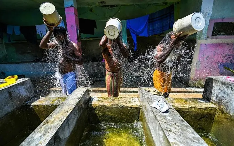 آب تنی در گرمای هوای سریلانکا