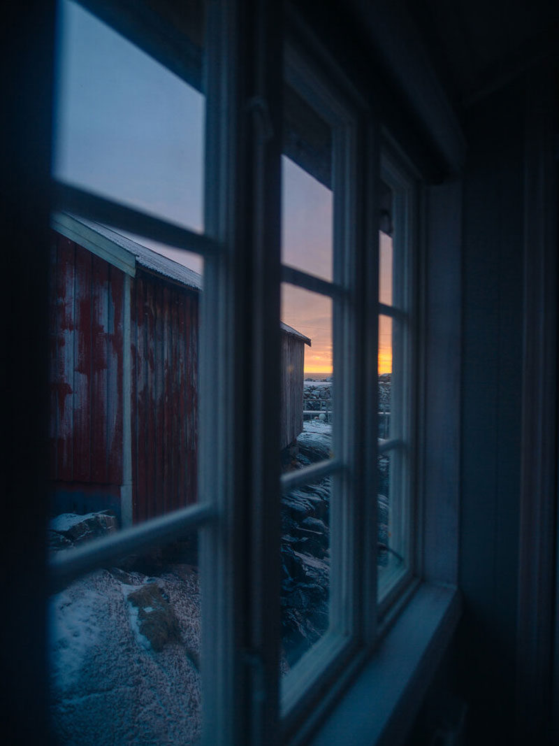منظره برفی از پنجره خانه ای در نروژ