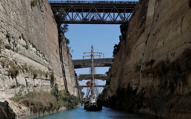 عبور کشتی بزرگ از کانالی باریک در یونان