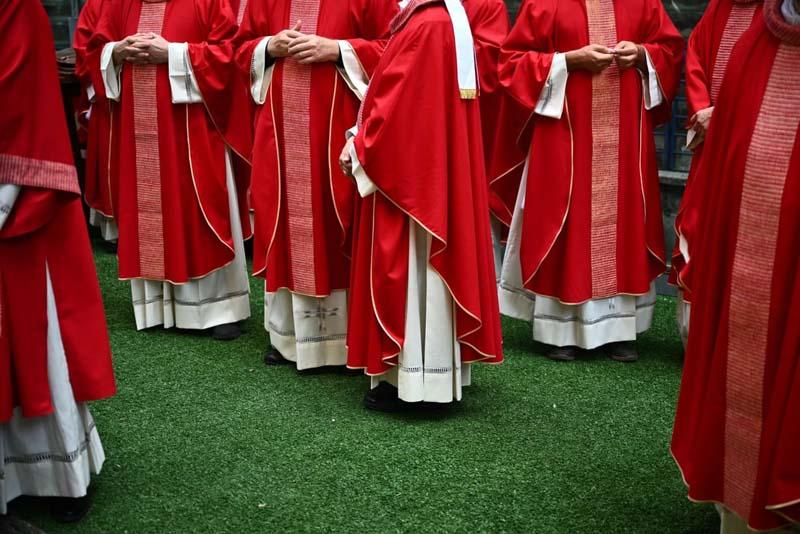 تجمع روحانیون مسیحی برای دیدار پاپ فرانسیس در مراسم عشای ربانی در ورونا ایتالیا