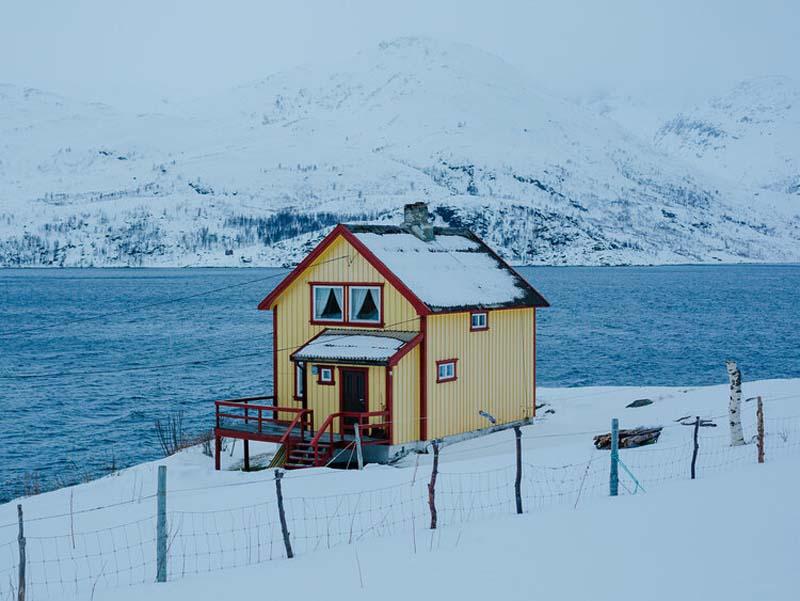کلبه ای در ساحل برفی نروژ
