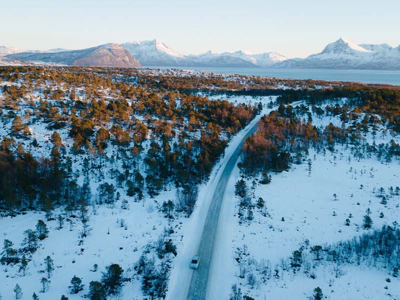 عکس هوایی از جاده برفی در نروژ 