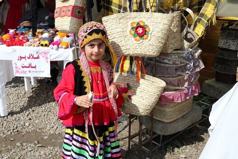 کودکان با لباس محلی گیلانی در جشنواره ملی بهار نارنج سال ۱۴۰۳ لنگرود؛ منبع عکس: وب سایت Chtn.ir. عکاس: نامشخص