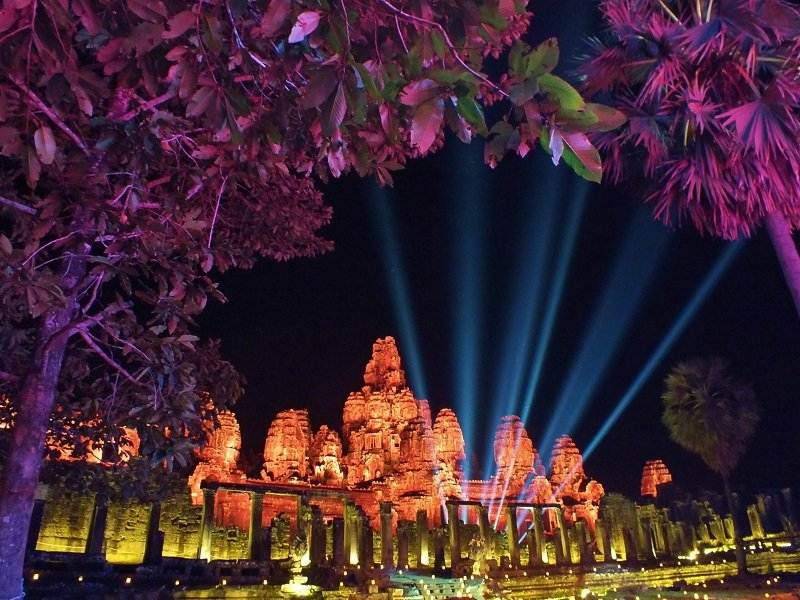 معبد انگکور وات در شب؛ منبع عکس: وب سایت News.itb.com. عکاس: نامشخص