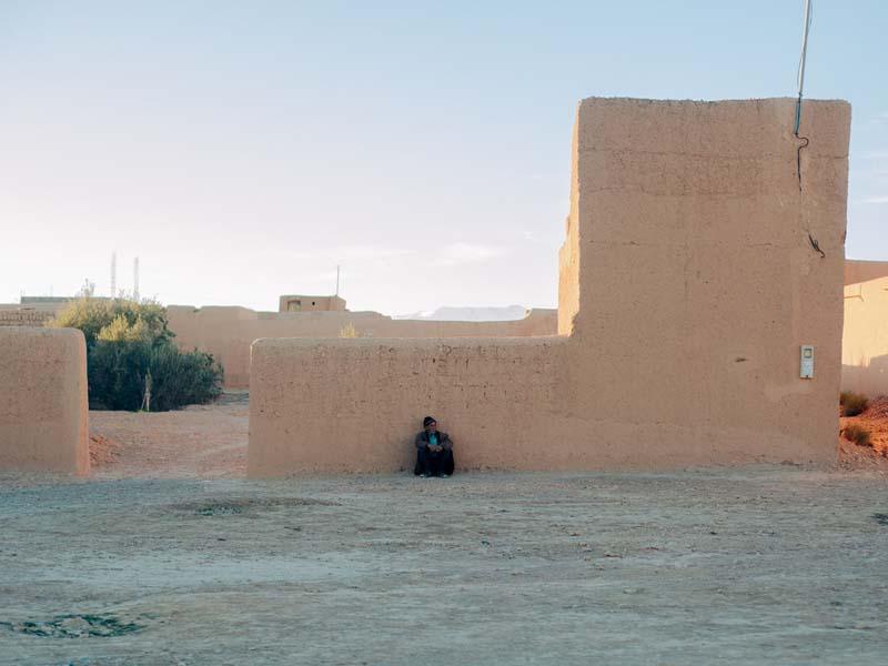 مردی در کنار یک ساختمان قدیمی در مراکش