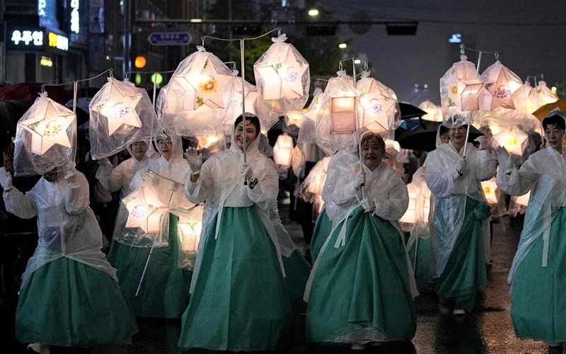 زنان کره جنوبی در جشنواره فانوس نیلوفر آبی؛ منبع عکس: apnews.com، عکاس: Ahn Young-joon