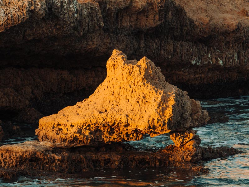 صخره های ساحلی در ساردینیا