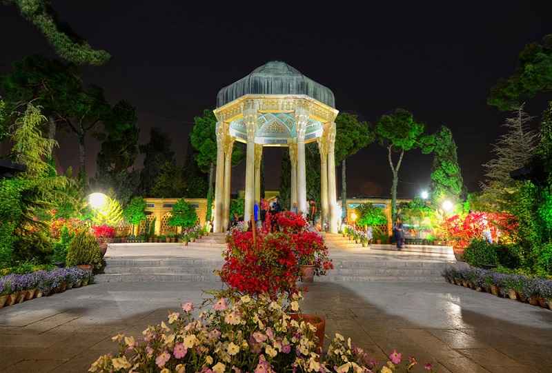 آرامگاه حافظ در شب. منبع عکس: گوگل مپ. عکاس: محمد محمدی