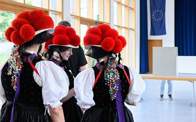 زنانی با کلاه‌های سنتی بولن‌ هات (Bollenhut pompom) در  انتخابات پارلمان اروپا در آلمان
