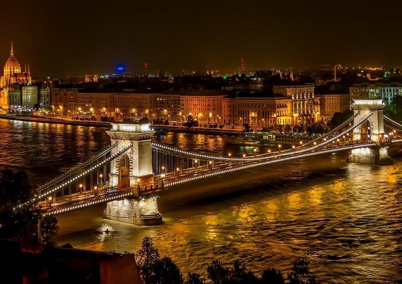 پل معروف Széchenyi Chain در بوداپست ؛ منبع عکس: وب سایت worldfamousthings.com. عکاس: نامشخص