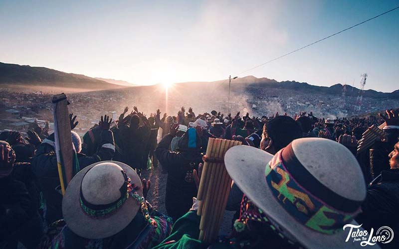 جشن انقلاب زمستانی در طلوع خورشید