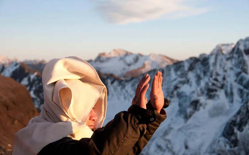 احترام به خورشید در جشن انقلاب زمستانی