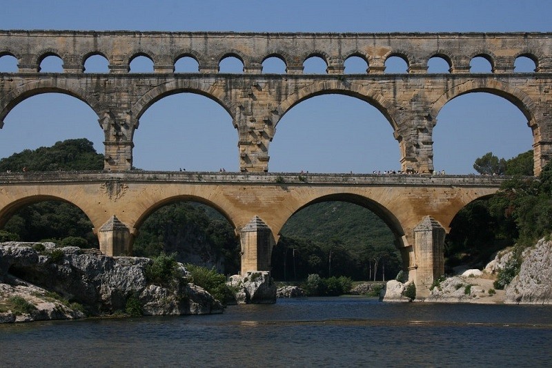 پل معروف Pont du Gard در فرانسه؛ منبع عکس: وب سایت worldfamousthings.com. عکاس: نامشخص