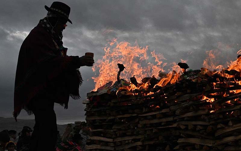 ساختن آتش در جشن انقلاب زمستانی