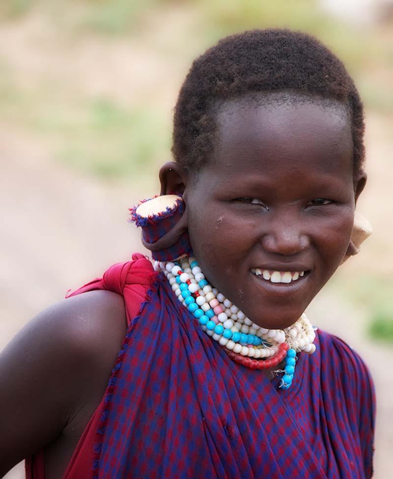 دختر جوان و خندان آفریقایی