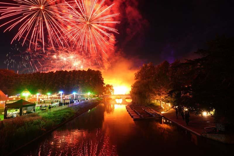 نمایش آتش بازی بر فراز رودخانه بادامک در طول رقص ماه می در کالج ترینیتی دانشگاه کمبریج