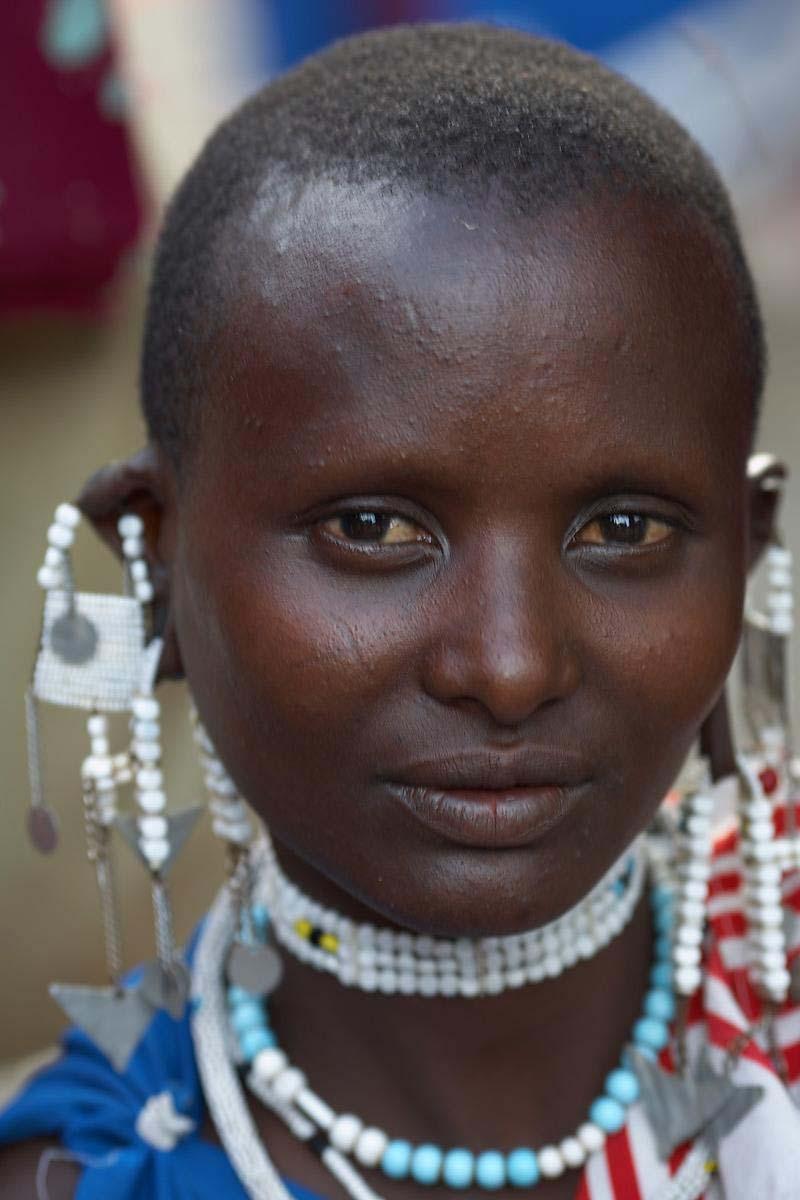 زن آفریقایی با زیورآلات سنتی