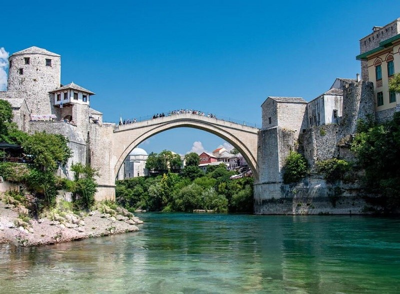 پل معروف Stari Most در بوسنی هرزگوین؛ منبع عکس: وب سایت worldfamousthings.com. عکاس: نامشخص