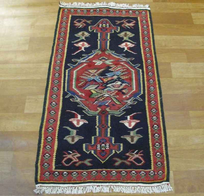 گلیم دستبافت سنندج طرح لچک و ترنج؛ منبع عکس: وب سایت Ahmadcarpets.com. عکاس: نامشخص