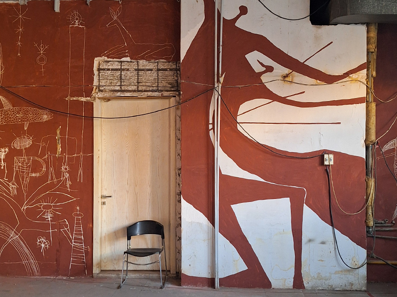نقاشی های سفید روی زمینه اخرایی در پناه میرزا حمید