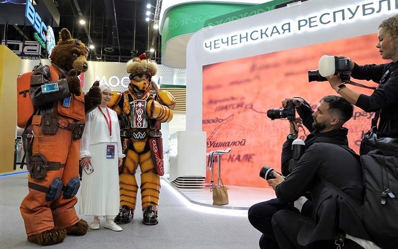 افرادی با لباس عروسکی در مجمع بین المللی اقتصادی سن پترزبورگ روسیه
