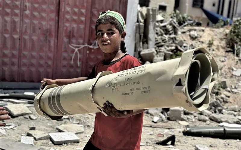 بقایای موشک در دست کودک فلسطینی