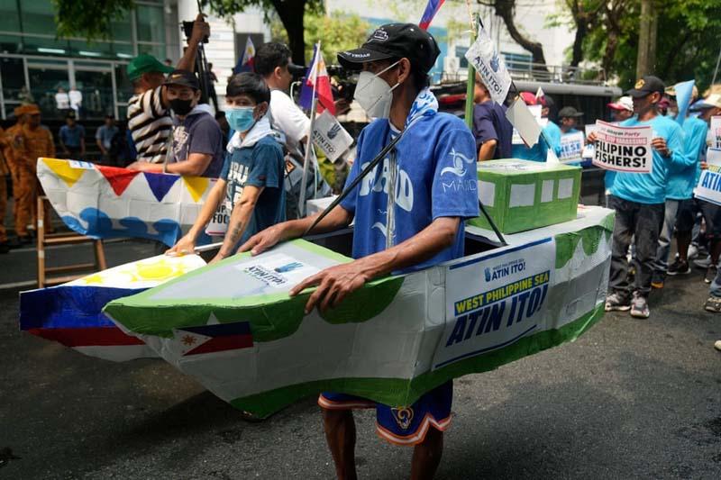اعتراض نمادین ماهیگیران و فعالان فیلیپینی مقابل کنسولگری چین در پاسخ به ادعای چین بر سر مناقشه دریای چین جنوبی
