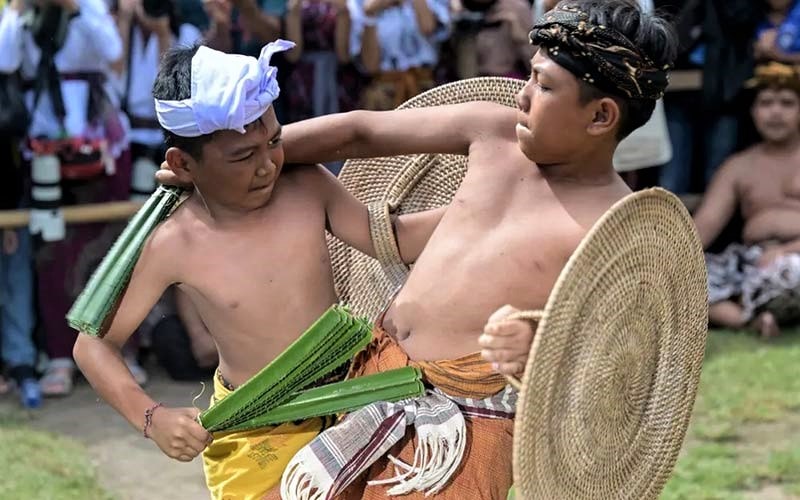 بازی کودکان در جشن سنتی اندونزی