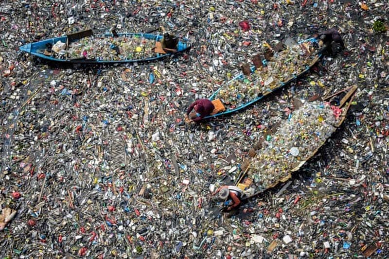 جمع آوری  پلاستیک های قابل بازیافت از رودخانه به شدت آلوده سیتاروم (Citarum) در جاوا، اندونزی