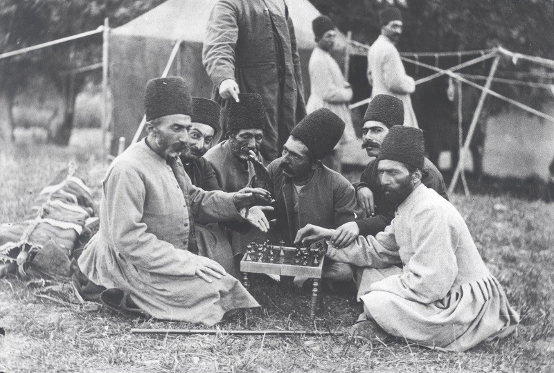 عکس شطرنج مردان قاجار در مبارک آباد در آلبوم کاخ گلستان;  منبع عکس: آلبوم خانه کاخ گلستان.  عکاس: ناشناس