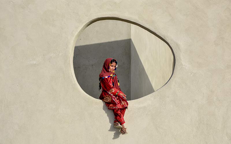 دختر سیستان و بلوچستانی در مدرسه جدگال، منبع عکس: archdaily.com، عکاس: نامشخص