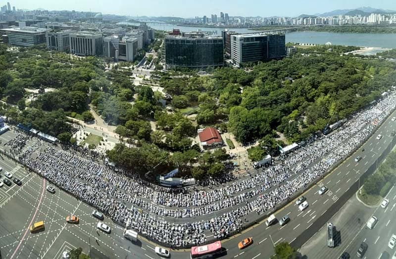 پزشکان کره جنوبی در اعتراض به افزایش ثبت نام دانشجویان پزشکی در تجمعی در سئول شرکت کردند
