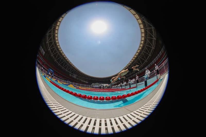 نمایی با لنز چشم ماهی از رقابت جهانی مسابقات شنای پنج گانه تیمی مردان در چین
