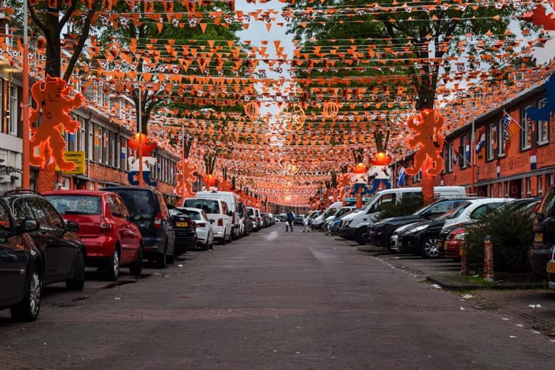 خیابانی تزئین شده با رنگ نارنجی در هند در آستانه مسابقات قهرمانی فوتبال یورو ۲۰۲۴