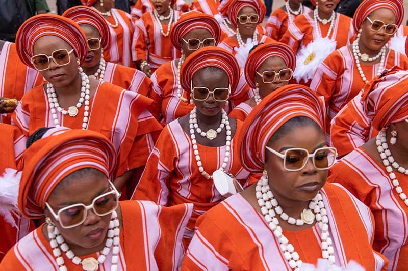 زنان در جشن باستانی برای ادای احترام به عظمت سلطنتی در نیجریه