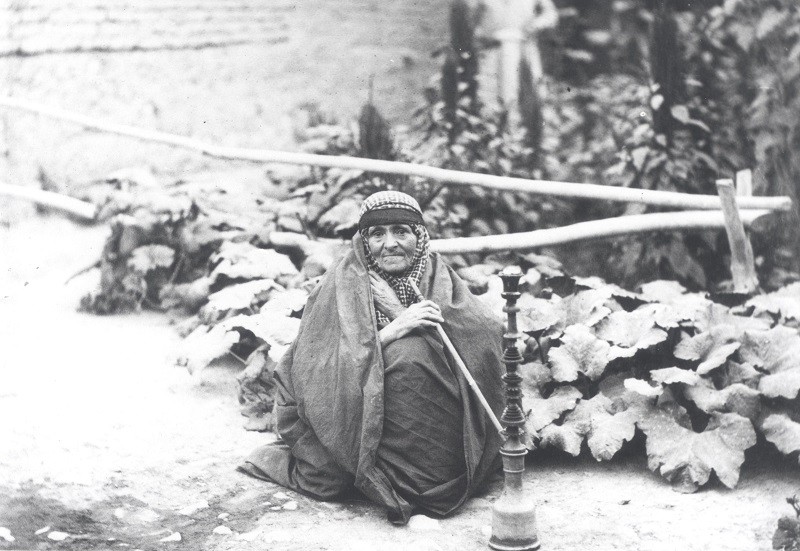 عکس بانوی قاجار و قلیان در آلبوم کاخ گلستان;  منبع عکس: آلبوم خانه کاخ گلستان.  عکاس: ناشناس